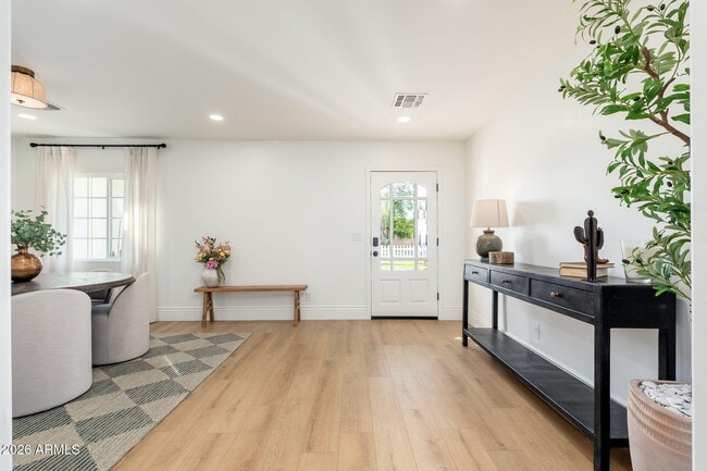 Building Photo - 4030 E Fairmount Ave