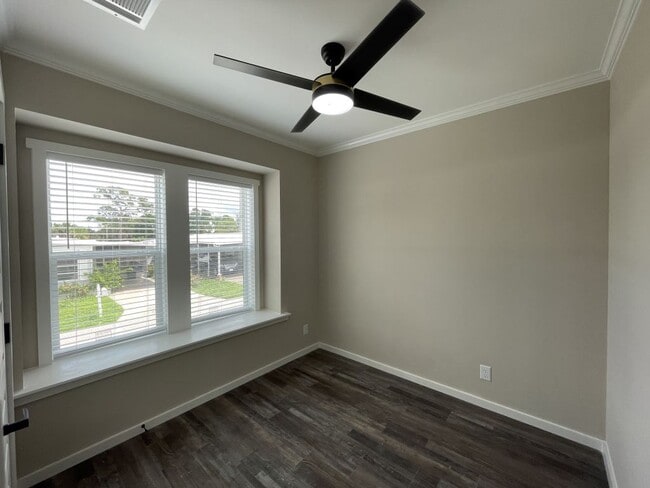 Building Photo - 437 Andros