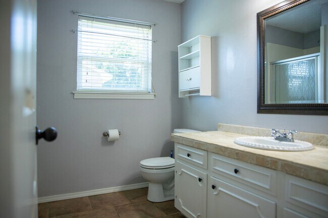Building Photo - 3 Bedroom 2 Bath Home In Tyler ISD!