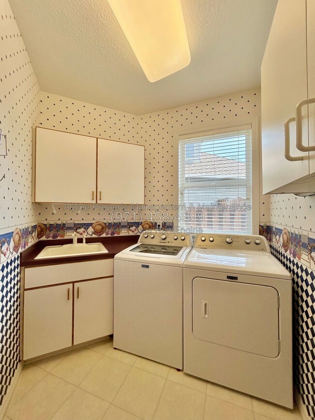 Building Photo - 820 NW Pebble Beach Way