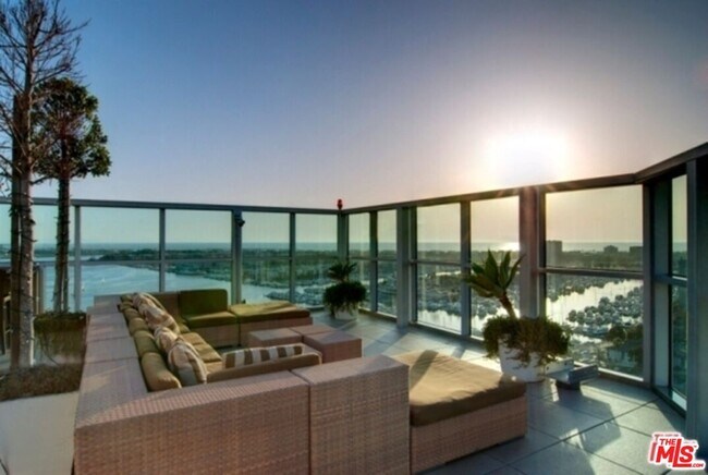 Building Photo - 13700 Marina Pointe Dr