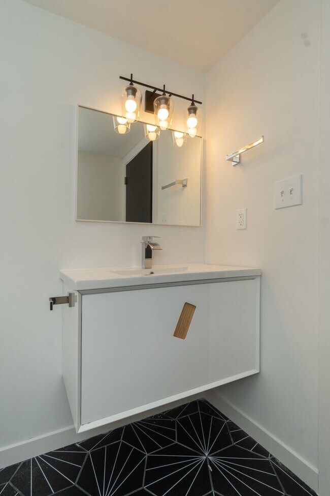 Building Photo - 6602 Lansdowne Ave