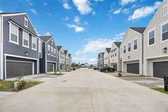 Building Photo - 318 Charlock St