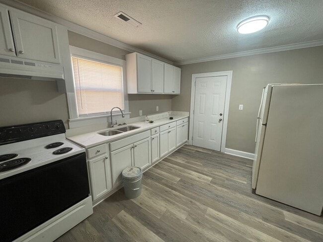 Building Photo - 512 Macon St S