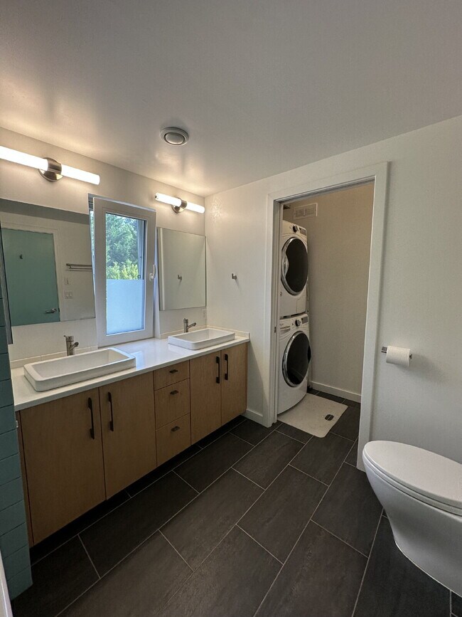 Building Photo - 3 Bed 2 Bath West Linn Property w/large yard