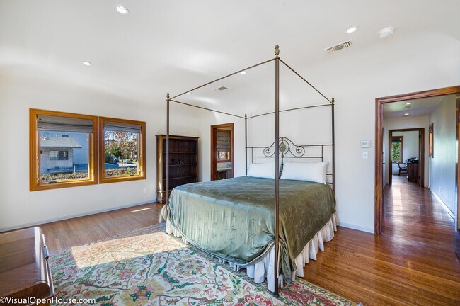 Building Photo - 11159 La Maida St