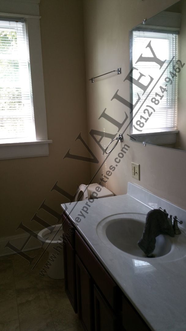 Building Photo - Large 3 Bedroom Apt, Close to Campus