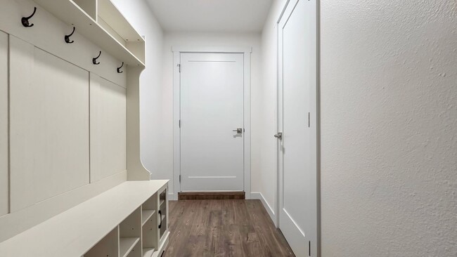 Building Photo - Updated Rambler in Prime Kirkland Location