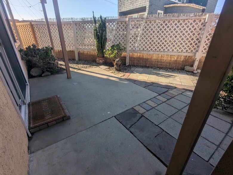 Building Photo - 216 Melrose Dr