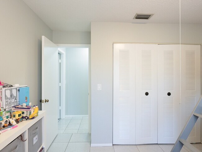 Building Photo - "Discover Serenity: Spacious 2-Bed, 2-Bath Condo in Vibrant Sarasota!"