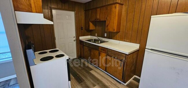 Building Photo - 605 Lake Rd