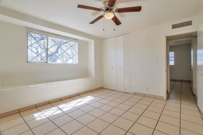 Building Photo - Spacious 3-bedroom, 3-bathroom home with an attached casita located in Scottsdale, AZ
