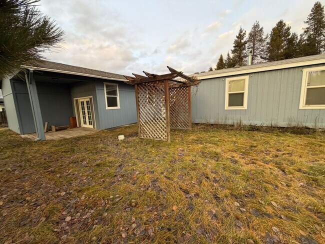 Building Photo - Large 3 Bedroom with Shop