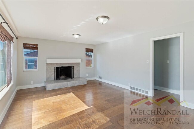 Building Photo - Your Modern, Spacious Retreat Close to Dow...