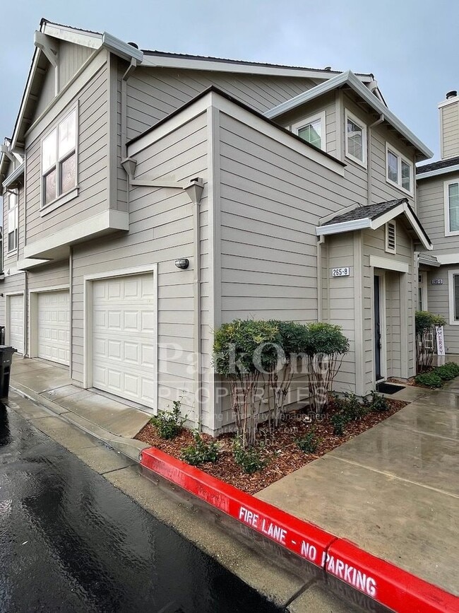 Primary Photo - Great Townhouse in Livermore Available Now!