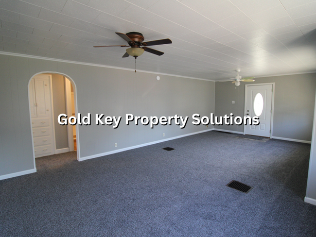 Building Photo - Beautifully Updated 2 BR 1 BA House with B...