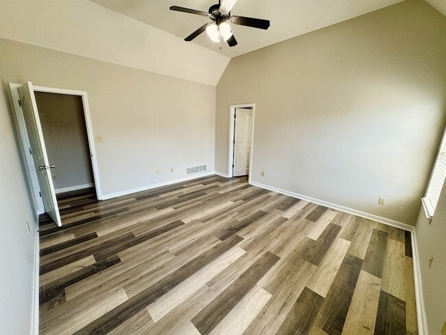Building Photo - 6098 Ravenwood Lake Dr E