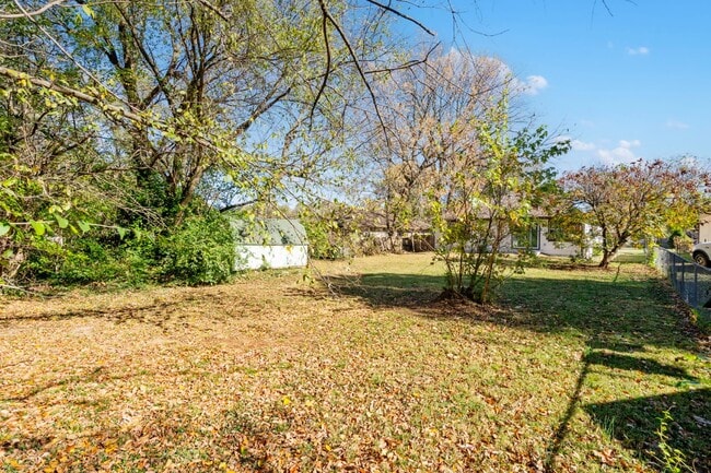 Building Photo - 1621 N Hillcrest Ave