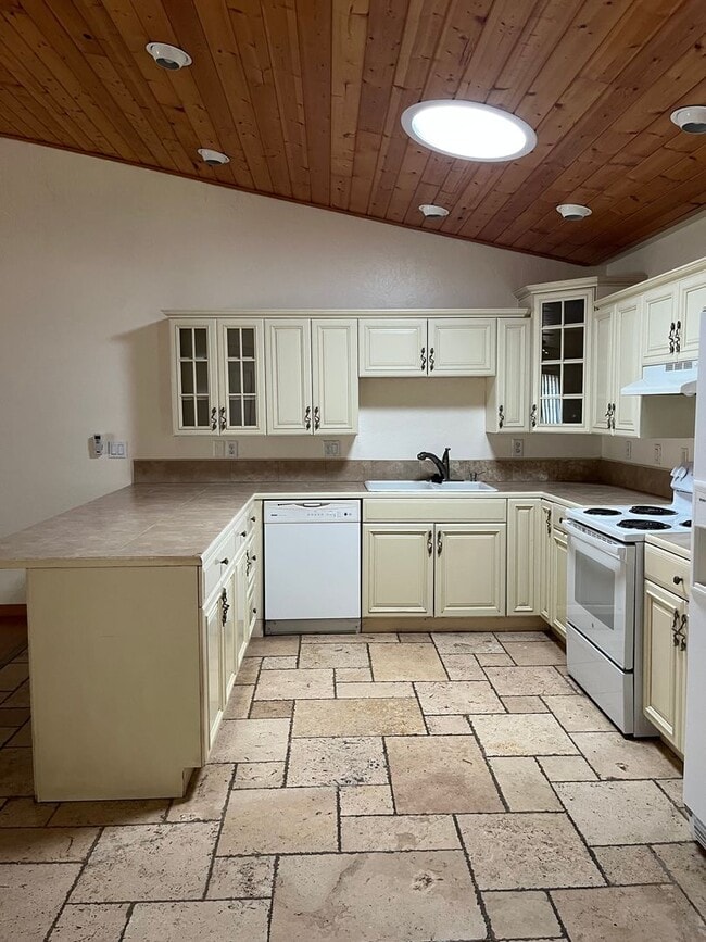 Building Photo - 3 bed / 2 bath Duplex