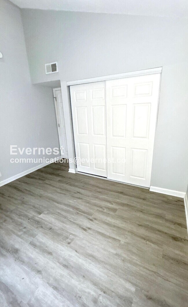 Building Photo - 3 Bed, 2 Bath Home with Carport / Pet-Frie...