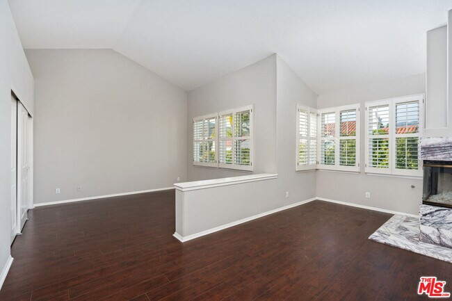 Building Photo - 5683 Hazelcrest Cir