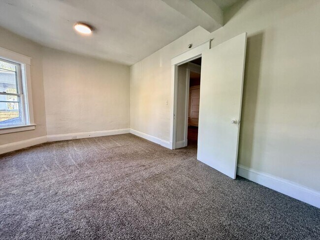 Building Photo - 320 Taylor Ave