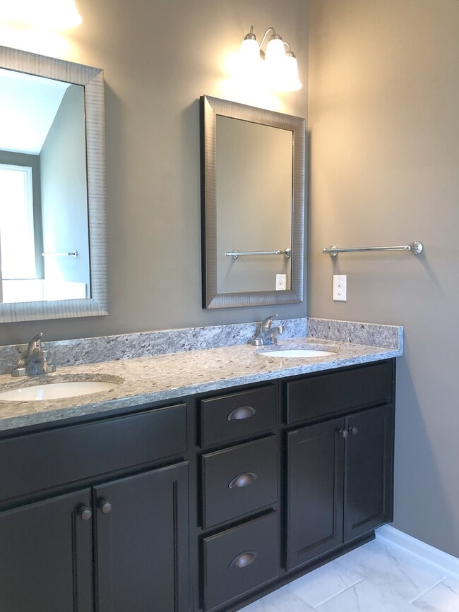 Building Photo - 807 Goodale Dr