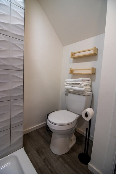shower/bathroom - 614 Barchester Dr