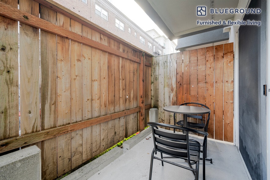 Building Photo - 526 Yale Ave N