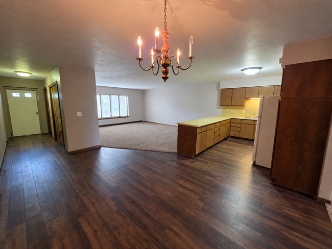 Building Photo - Large 1 Bedroom with Bonus Room - Available Now!