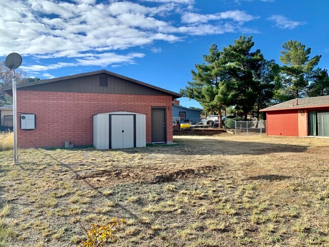 Building Photo - 925 N Evergreen Dr
