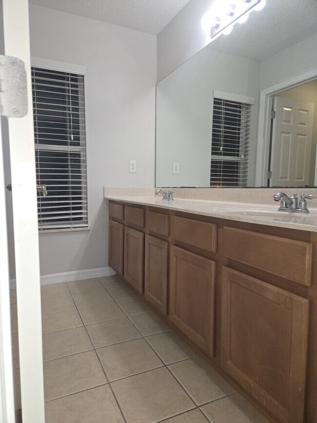 Building Photo - Waterford Trails: 5 Bedroom+ loft, 3 Bath,...