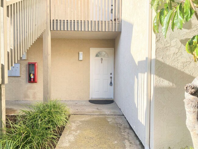 Building Photo - Spacious Condo in La Jolla Village!