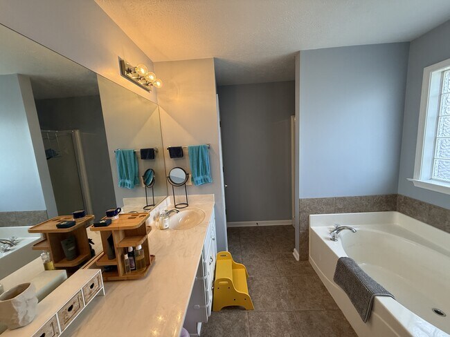 Building Photo - 650 Little Farm Rd