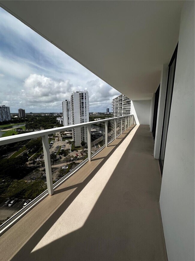 Building Photo - 3731 N Country Club Dr