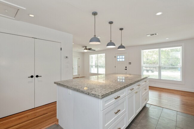 Building Photo - 1834 Norcrest Dr