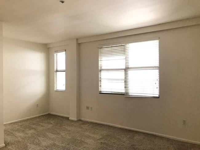 Building Photo - 2BR + 2 1/2BA CONDO AVAILABLE NOW IN BURBANK!