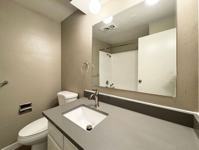 Building Photo - 1117 W 6th Ave