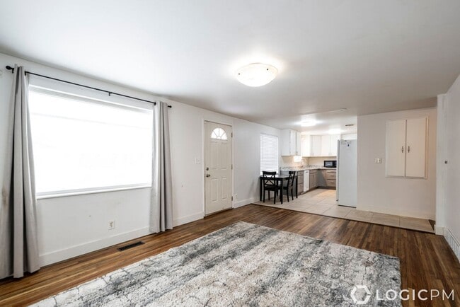 Building Photo - Stunning Single Family Home In Excellent L...