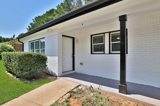 Building Photo - Newly Renovated 3 bedroom / 2 Bathroom Dup...