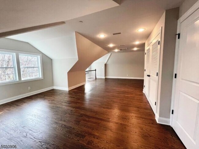 Building Photo - 7 N Ridge Cir