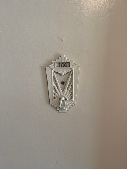 Building Photo - 628 E Elk Ave