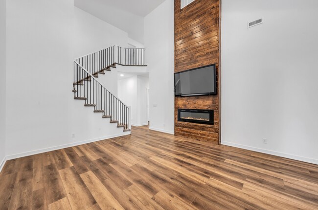 Building Photo - Modern Duplex with Spacious Design & Upsca...