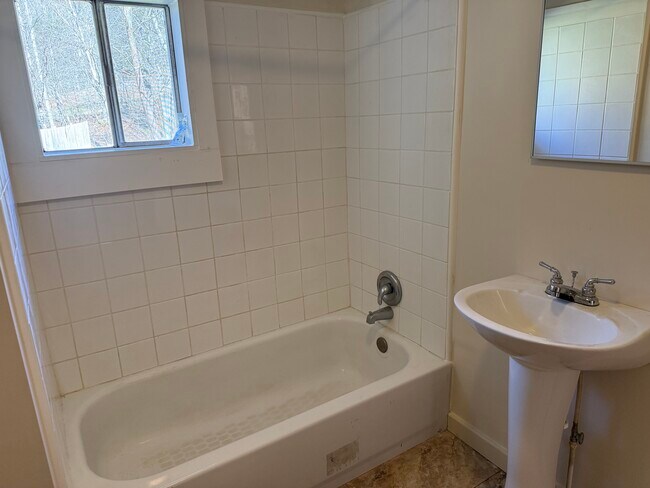 Building Photo - 525 Allen Dr