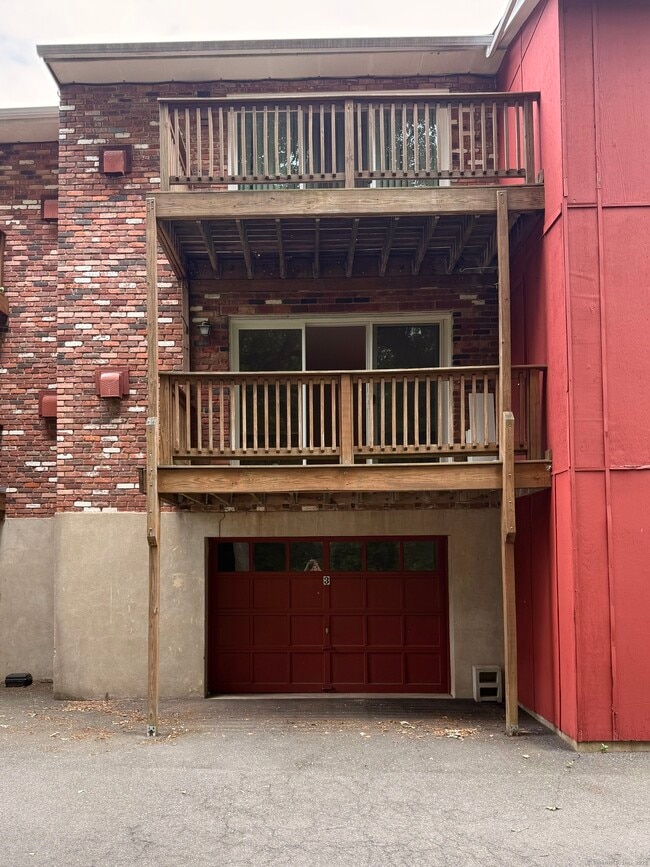 Building Photo - 1105 Waterbury Rd