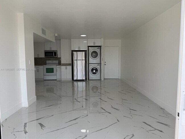 Building Photo - 8820 Fontainebleau Blvd