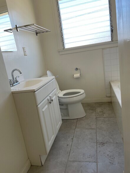 Building Photo - 417 N Gardner St