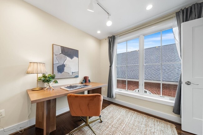 Building Photo - Stylish 2BR/2BA Bi-Level Condo with Private Roof Deck and Covered Parking!