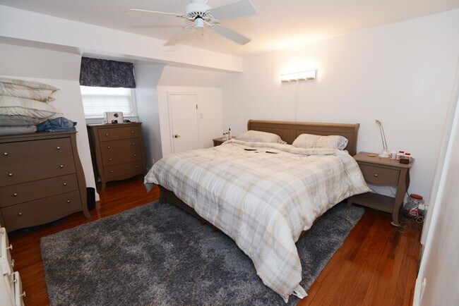 Building Photo - Single Family Townhome, 2 bedrooms, 3 full...