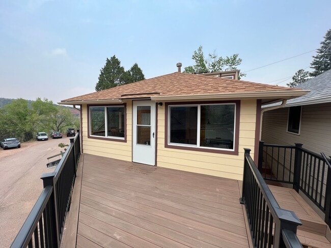 Building Photo - Beautiful Manitou Home With Sweeping Mount...